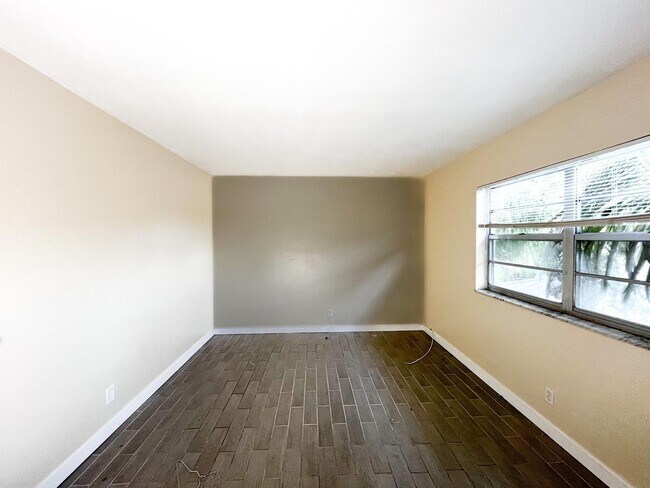 Building Photo - 202 Lucerne Ave