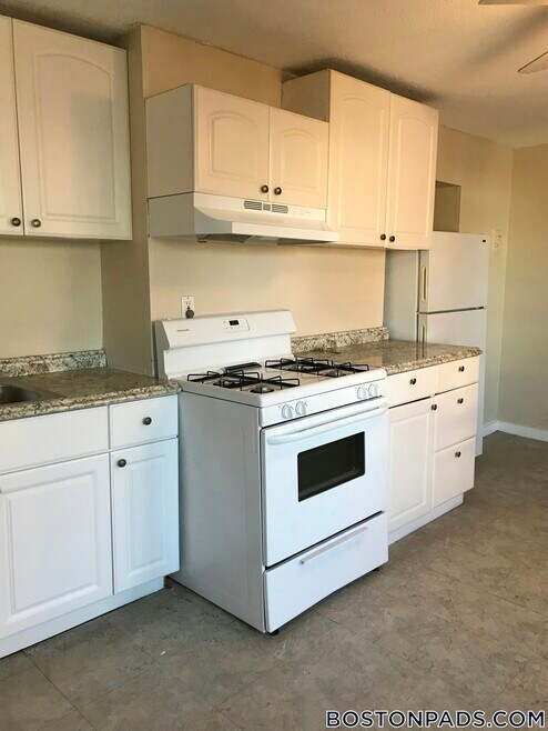 Building Photo - 247 Bennington St