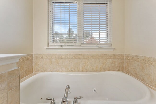 Building Photo - Commuter's Dream! Stylish 3-Bedroom Condo ...