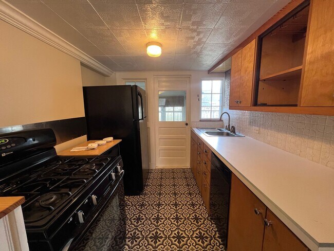 Building Photo - Adorable 2 bedroom with a bonus room!