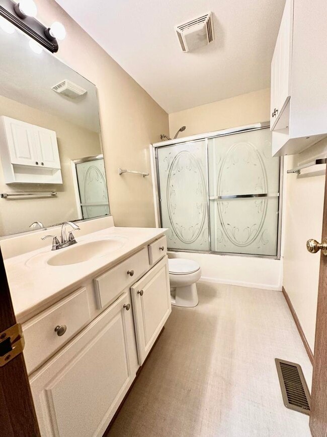 Building Photo - 20 Waterbury Cir