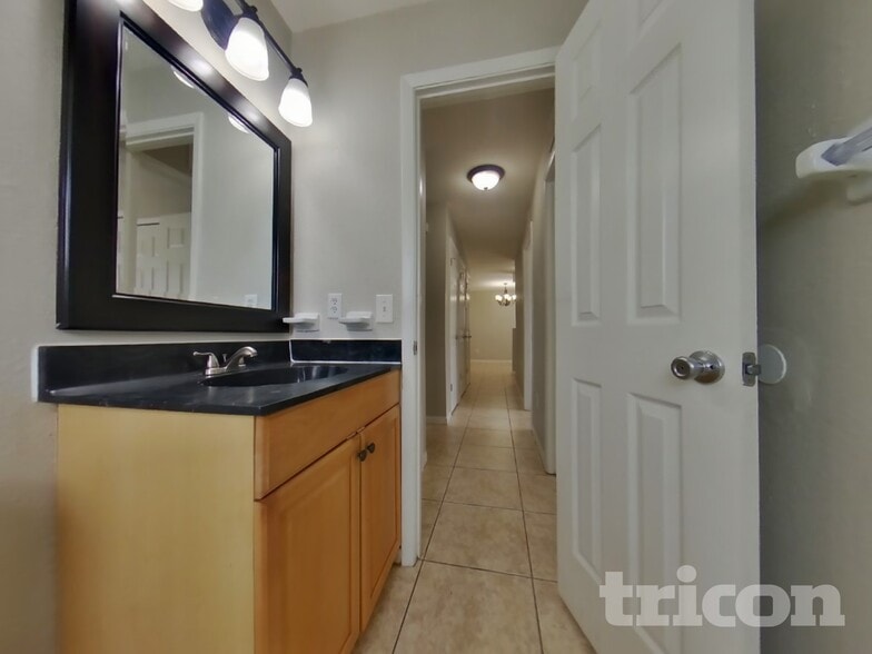 Building Photo - 802 Gullberry Ln