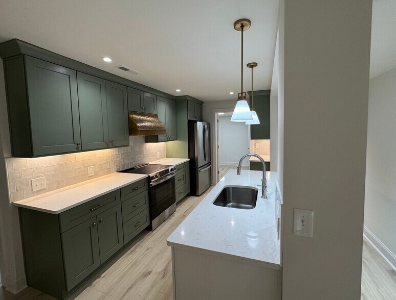 Building Photo - 886 Moore Rd