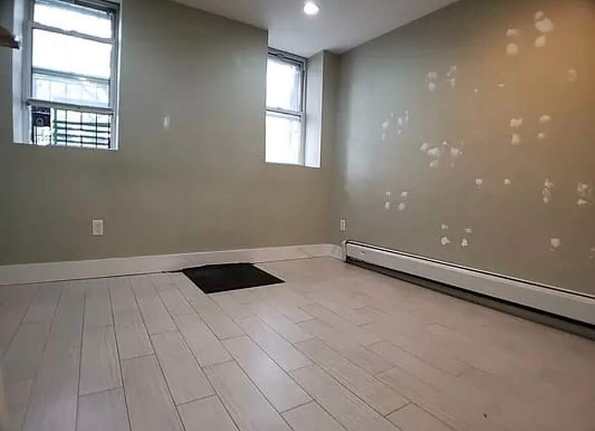 Building Photo - 98 Harman St