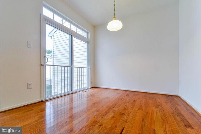 Building Photo - 1447 Pangbourne Way