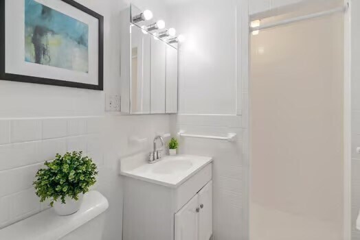 Building Photo - 32 Whites Ave