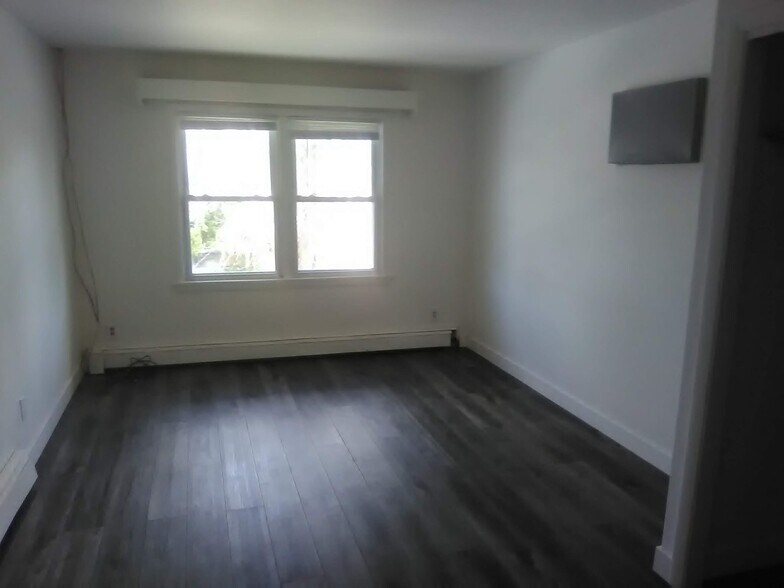 Building Photo - 1315 1st W St