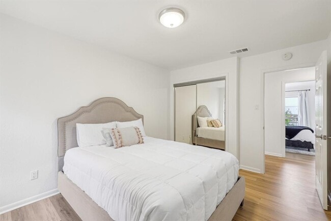 Building Photo - 2201 Lakeway Blvd