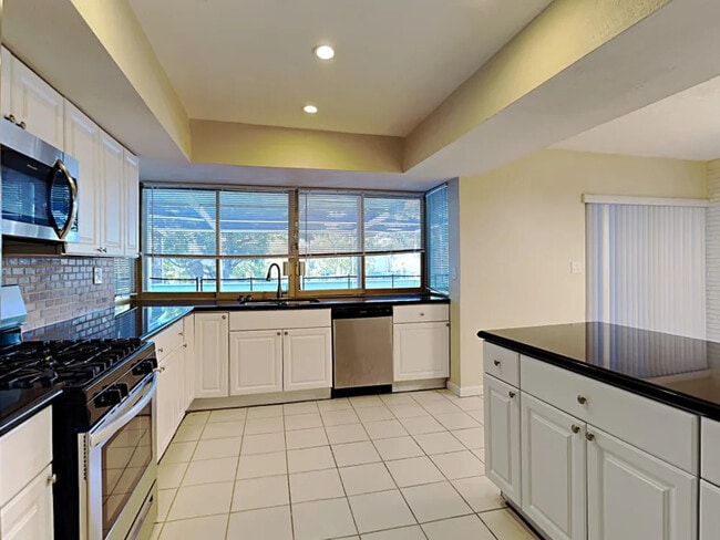 Building Photo - 3822 S Lake Terrace