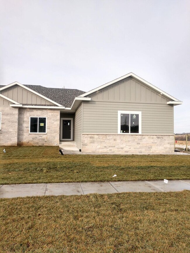 Building Photo - Luxury Townhome