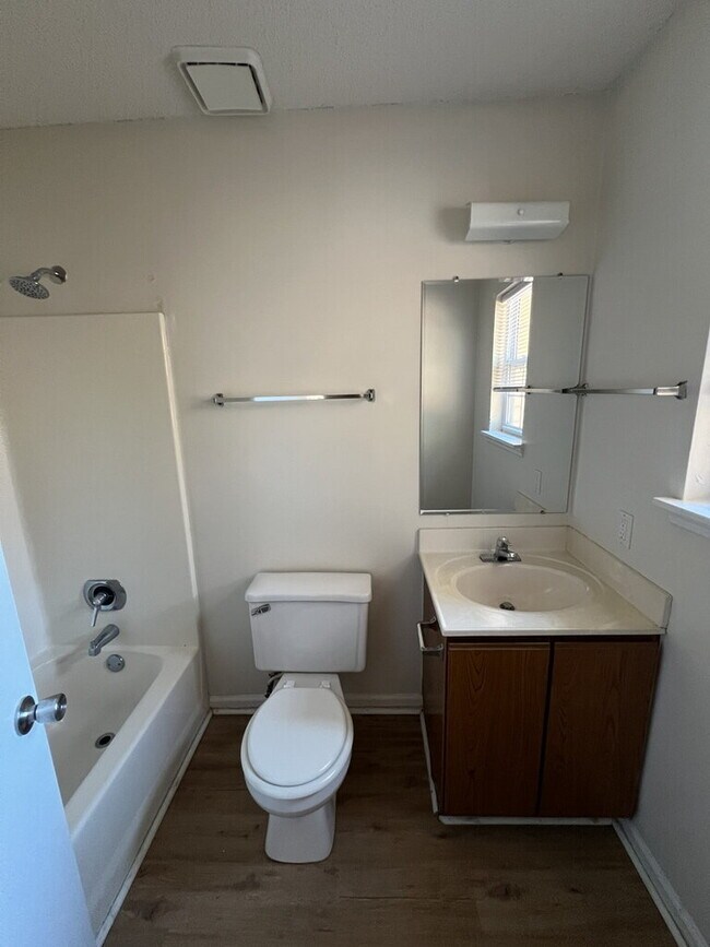 Building Photo - 212 Live Oak Ct