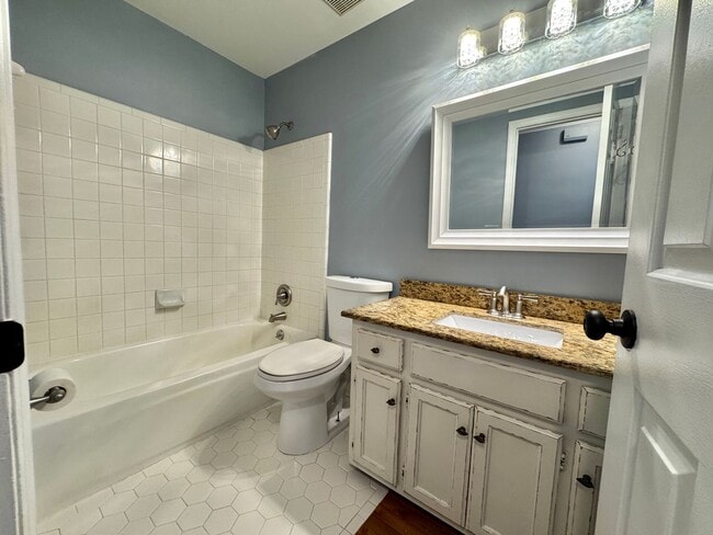 Building Photo - One-Level Living with Garage on a Cul-de-Sac in Nashville!