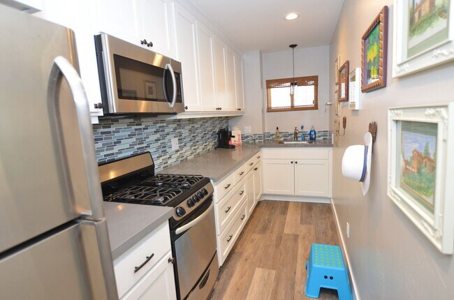 Building Photo - Charming Studio Guest house: Furnished Vacation Rental