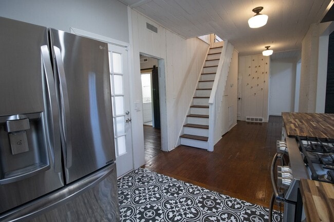 Building Photo - 3 Bedroom, 2.5 Bathroom in Shandon - The F...