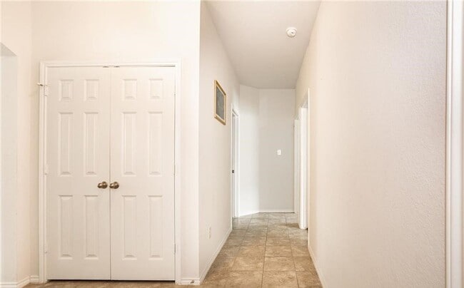 Building Photo - 4 bedroom 2 bathroom home!