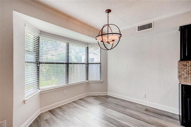 Building Photo - 11401 Oak Knoll Dr