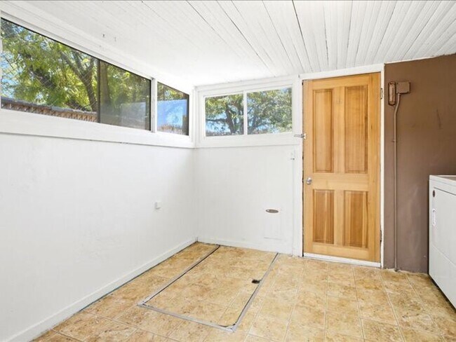 Building Photo - Poplar Grove 2 bedroom 1 bath, fenced