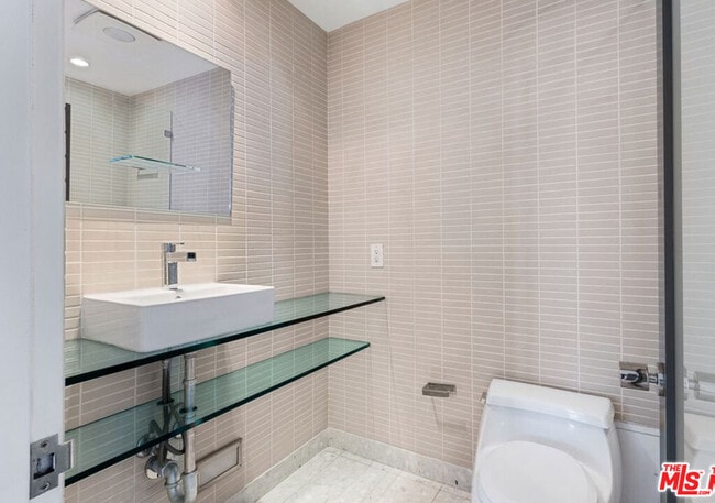 Building Photo - 7250 Franklin Ave