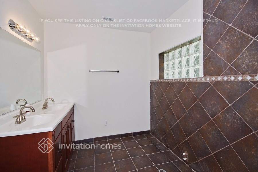 Building Photo - 840 Huntington Pl