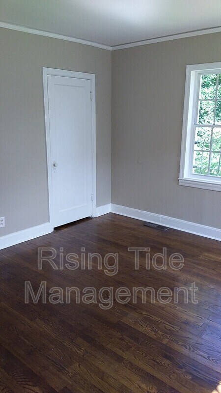 Building Photo - 229 Pinewood Ave