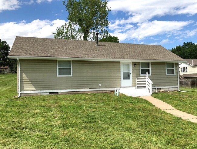 Building Photo - 2 Bed Ranch-Style House