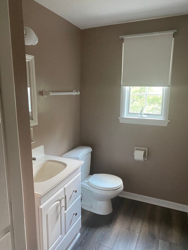 Building Photo - 3 Bedroom 1.5 Bathroom Single Family Home ...
