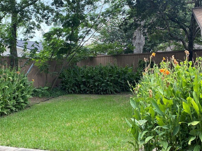 Building Photo - 9614 Greenwillow Dr