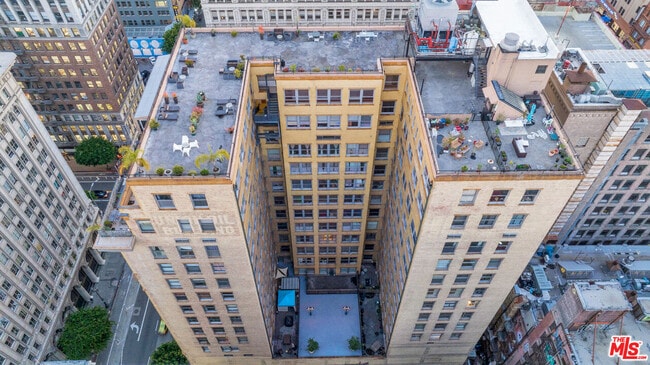 Building Photo - 215 W 7th St