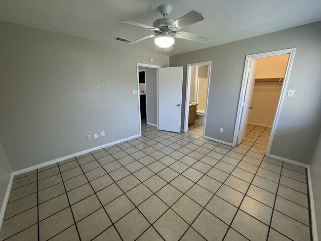 Building Photo - 2-Bed 2-Bath 1-Car Garage easy access to W...