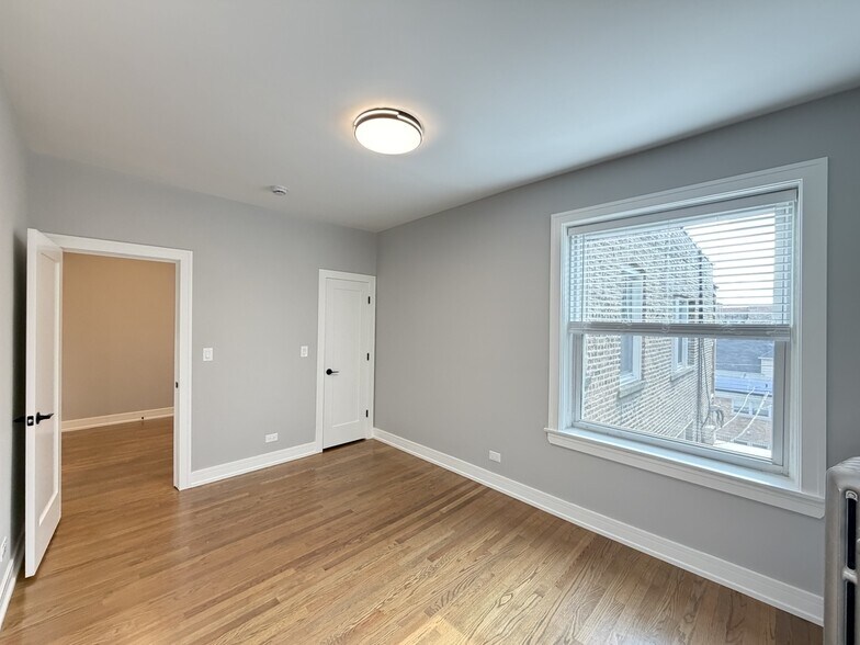 Building Photo - 5454 N Paulina St
