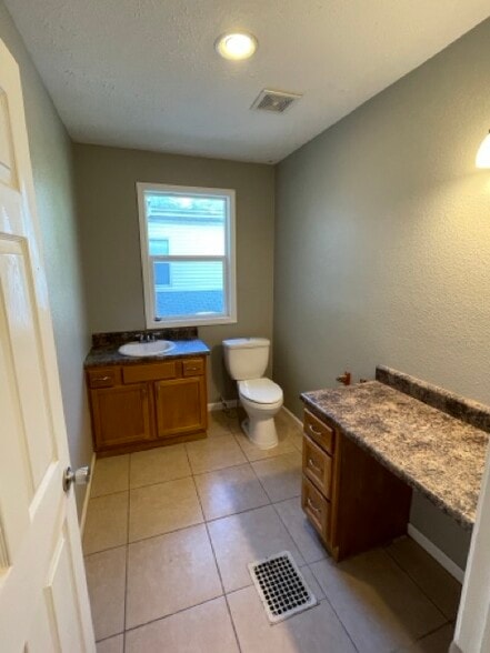 1/2 Bath - 1417 N Broadway Ave