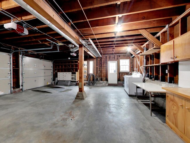 Building Photo - Spacious Four Bedroom Home in Lone Mountain