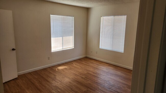 Building Photo - Updated 2 bedroom 2 bathroom condo