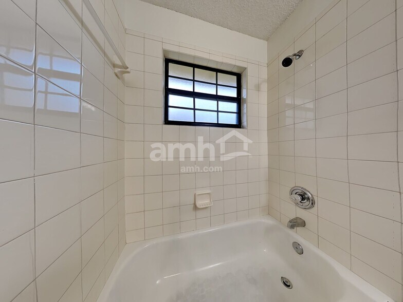 Building Photo - 8016 Queensferry Ln