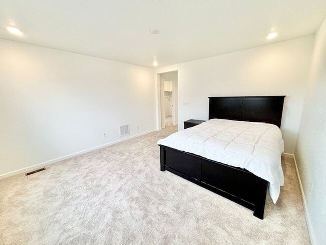 Building Photo - SECOND MONTH FREE RENT!