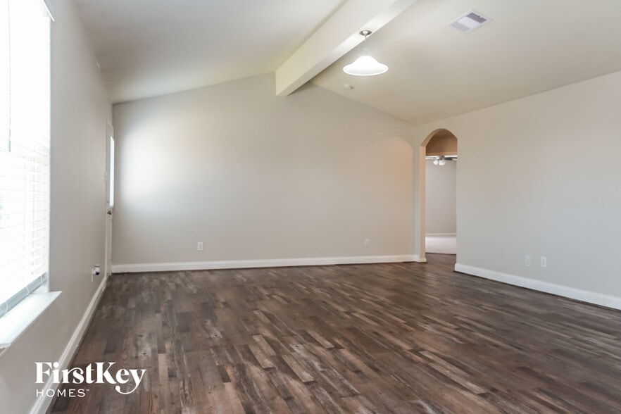 Building Photo - 1001 Walnut Ln