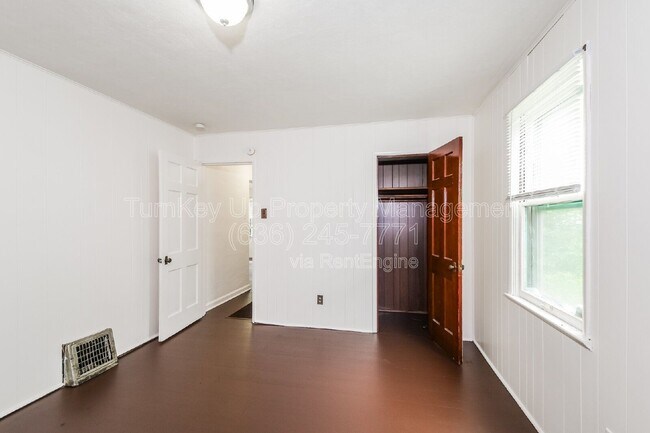 Building Photo - 7150 Manette Dr