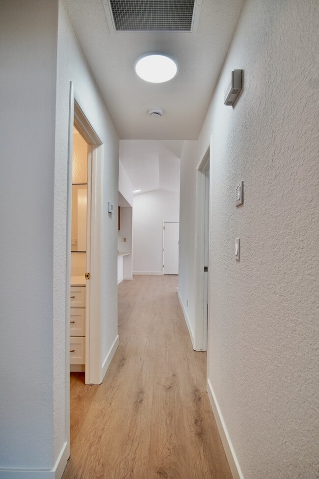 Building Photo - 4400 Sunrise Ct