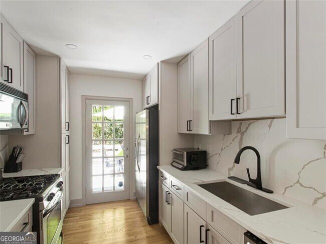 Building Photo - 1572 Berkeley Ln NE