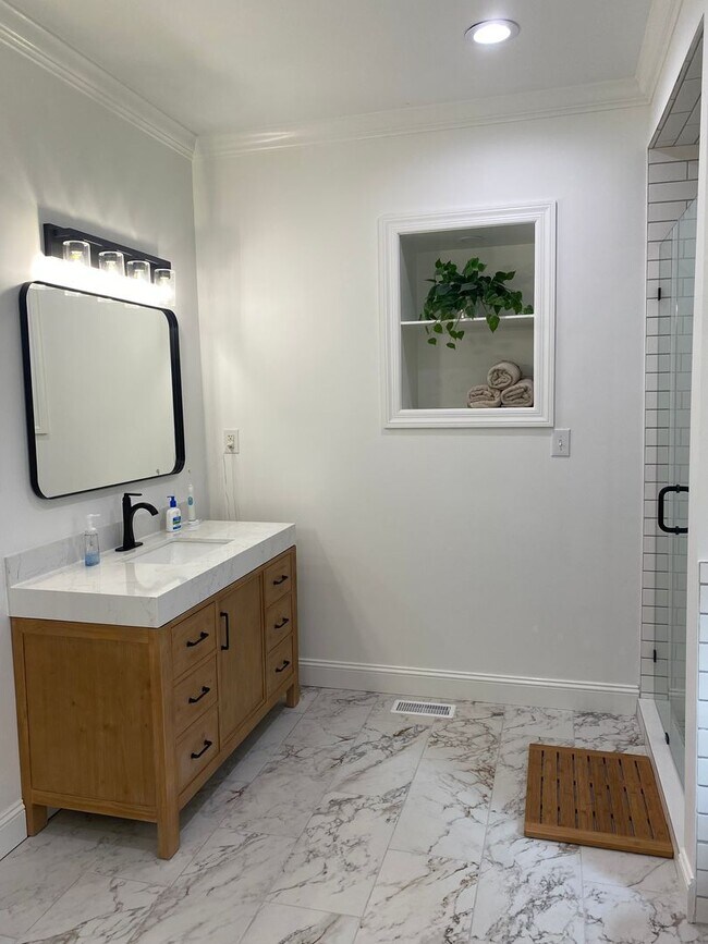 Building Photo - Beautiful Executive Style Home in the Stun...