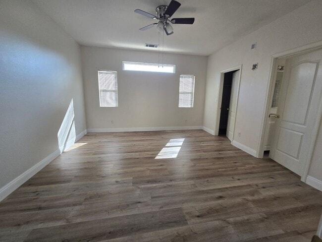 Building Photo - 4 BR + Flex 2 BA Available 9/15