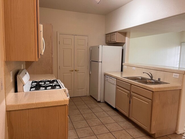 Building Photo - Mannetta Lane Condo / 2 BR - 1st Floor