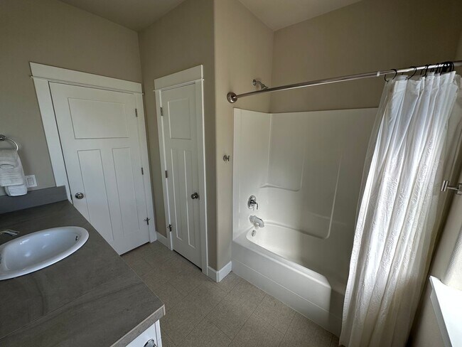 Building Photo - Live in Beautiful Bend Oregon
