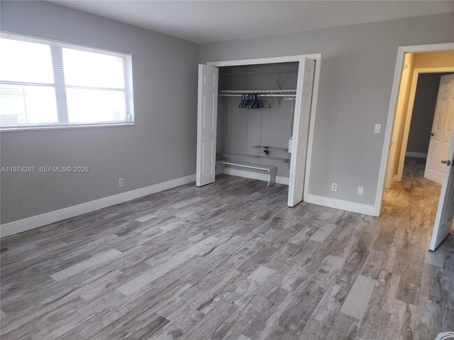 Building Photo - 107 18th Ave S