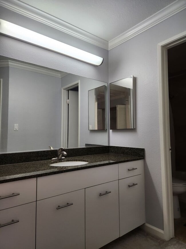 Building Photo - 2 Bedroom Upper Unit in UTC