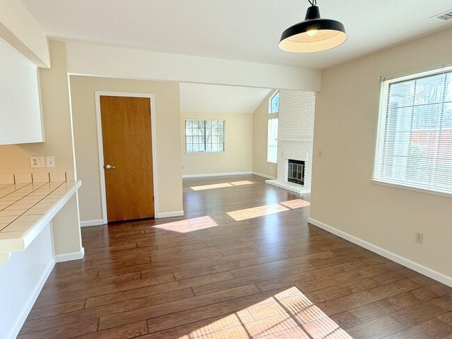 Building Photo - Awesome Location Close to Downtown Pleasanton Main St ! Detached One Story Home ! New Paint ! New...