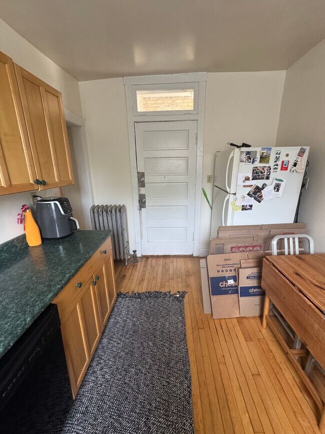 Building Photo - Lovely and Very Large Ravenswood Manor 1 BR