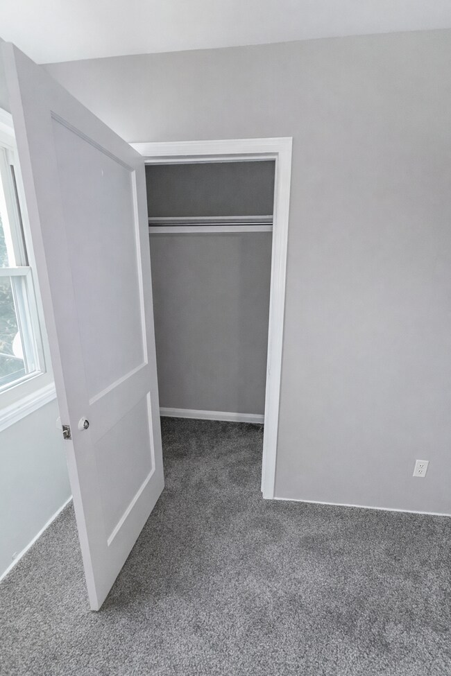 Building Photo - Home with Modern Kitchen, Finished Basement & Backyard Deck