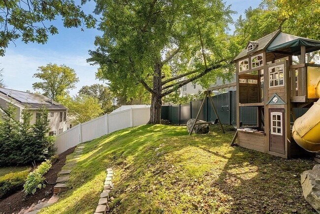 Building Photo - 334 Mystic St