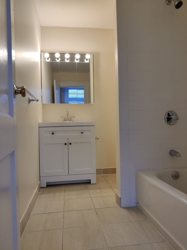 Building Photo - Large Renovated Unit in Allston. 3 bed. 2 ...